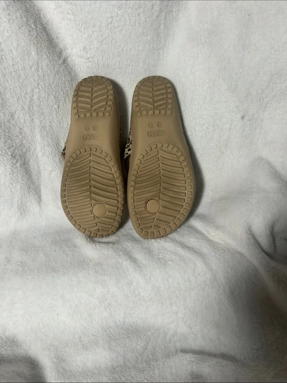 CROCS Women’s Tan Flip Sandals with Leopard-Print Straps(sz8)